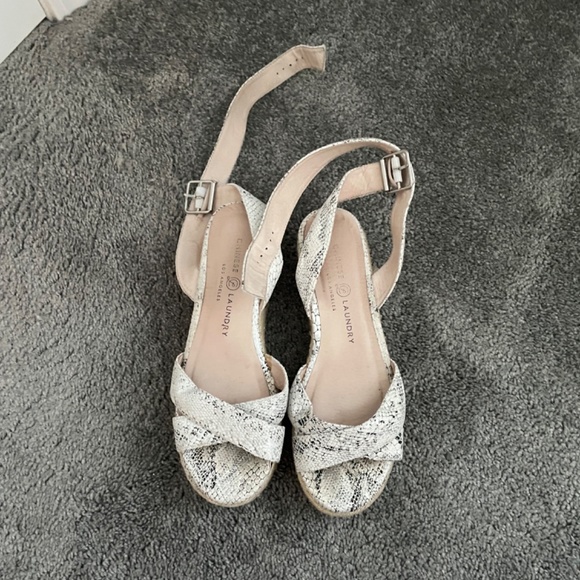 Chinese Laundry snakeskin platforms - Picture 2 of 3